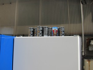 自販機の上に置かれた空き缶