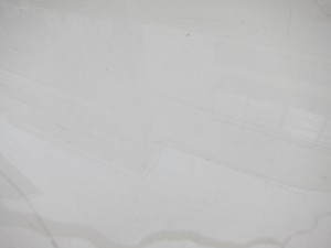 白いベンチの上の水たまり